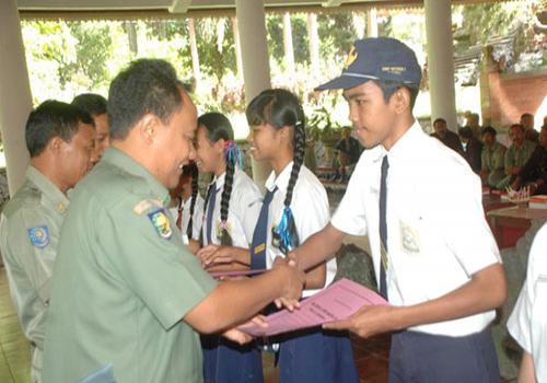 Bupati Bangli Serahkan Beasiswa bagi Siswa Berprestasi